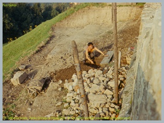 Dr Jan Gofroń podczas poszukiwań archeologicznych [fot. Piotr Gofroń 1975 r.]