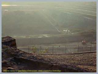 Budowa zapory na rzece Rabie w Dobczycach - widok z dziedzińca zamkowego [fot. Piotr Gofroń 1975 r.]