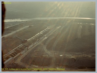 Budowa zapory na rzece Rabie w Dobczycach - widok z dziedzińca zamkowego [fot. Piotr Gofroń 1975 r.]